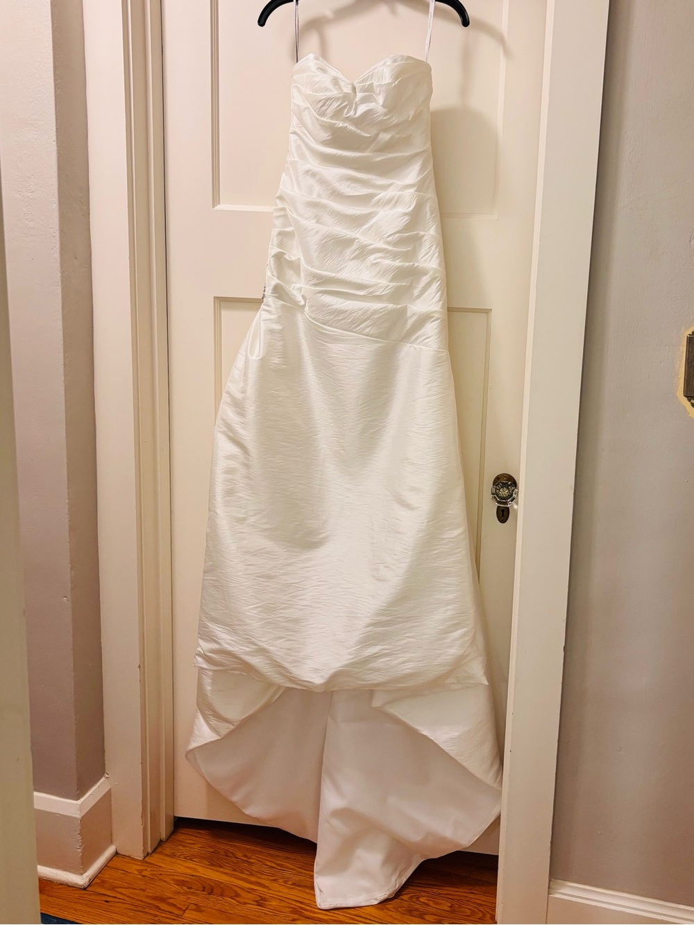 Elegant White Strapless Wedding Dress with Sweetheart Neckline